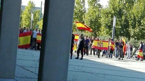 Un grupo de ultras, con banderas de España, increpan a los miembros de Unidos Podemos a las puertas de su asamblea en Zaragoza. /EFE