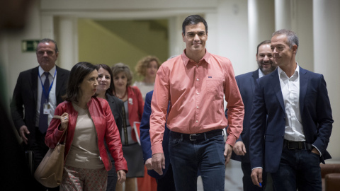 El secretario general del PSOE, Pedro Sánchez, a su llegada a la reunión del grupo parlamentario socialista que ha congregaedo en la Cámara Alta a diputados, senadores y europarlamentarios de esta formación. EFE/Luca Piergiovanni