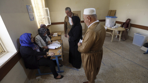 Kurdos iraquíes se registran antes de votar en el referéndum de independencia en un centro electoral en Erbil, en la región autónoma del Kurdistán iraqu. EFE/Mohamed Messara