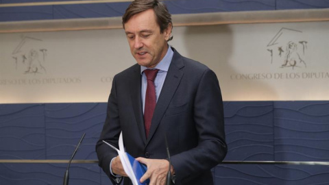 El portavoz del PP en el Congreso, Rafael Hernando, durante la rueda de prensa que ha ofrecido hoy en la Cámara Baja. EFE/Zipi