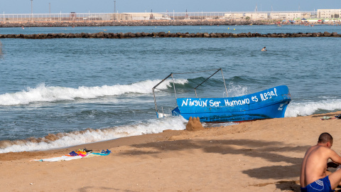 Una embarcación abandonada en la que llegaron varias personas migrantes a Melilla durante la pasada semana.