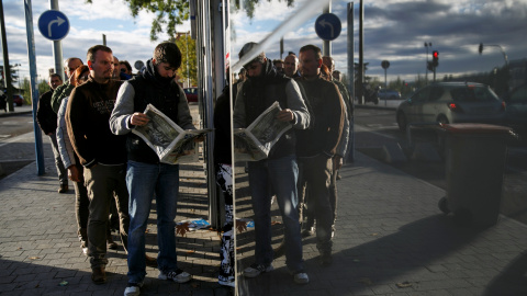 Varios desempleados hacen cola en una oficina del Servicio Público de Empleo de la Comunidad de Madrid. REUTERS/Andrea Comas