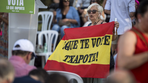 21/07/2023 Una asistente muestra una bandera de España en la que se lee "Que te vote Txapote" durante un acto de campaña de Vox en Toledo