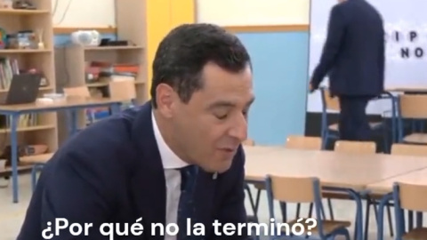 El presidente andaluz, Juan Manuel Moreno Bonilla, durante su entrevista con dos alumnos de Primaria.