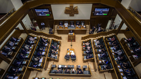 El lehendakari, Iñigo Urkullu, interviene en el pleno de Política General en el Parlamento Vasco. EFE/David Aguilar