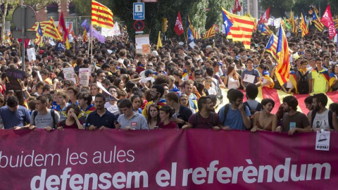 Manifestació d'estudiants universitaris al centre de Barcelona en suport al referèndum / EFE