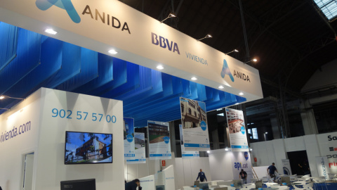 Stand de Anida en una feria inmobiliaria.