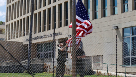 Marines estadounidenses levantan la bandera de Estados Unidos a media personal de la Embajada en La Habana / REUTERS