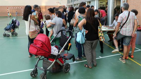 Reunión de padres de alumnos en la Escola Diputació de Barcelona, para organizar la "Festa de la tardor" (Fiesta del otoño), con el fin de evitar la entrada y precinto policial al ser un colegio electoral para el referéndum del 1-O. EFE/Toni Albir