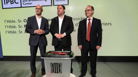 Raül Romeva, Oriol Junqueras y Jordi Turull posan delante de un modelo de urna que se va a utilizar el 1-O. | REUTERS