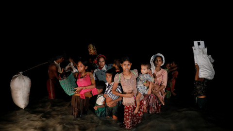 Mujeres y niños refugiados rohinyás llegan a la orilla de las costas de Bangladesh. / Reuters