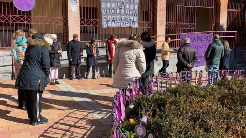 La Plaza de las Mujeres de Vicálvaro, antes de que se retirasen los lazos y flores en honor a las víctimas de violencia machista.