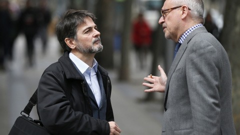 El exdiputado de CiU Oriol Pujol (i), conversa con su abogado, Xavier Melero, a la salida de la Audiencia Nacional. EFE/Mariscal