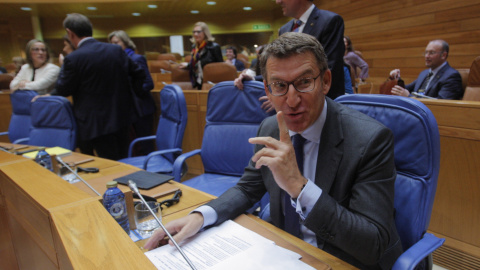 Alberto Núñez Feijóo, al inicio del debate de investidura en el Parlamento gallego, donde solicita a la Cámara autonómica la confianza para ser investido de nuevo presidente tras su victoria electoral del 25 de septiembre. EFE/Xoan Rey