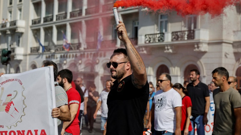 Un hombre participa en las protestas contra la nueva legislación laboral de Grecia, a 21 de septiembre de 2023 en Atenas.- Louisa Gouliamaki / Reuters