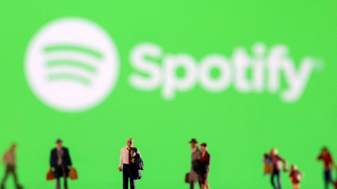 25/07/2023 Imagen que muestra a personas delante del logo de Spotify