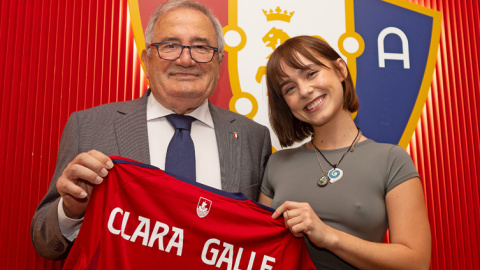 El presidente de Osasuna entrega a la actriz Clara Galle una camiseta del club con su nombre