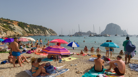 11/07/2023 - Varias personas en la playa de Cala d'Hort, a 11 de julio de 2023, en Ibiza, Illes Balears.