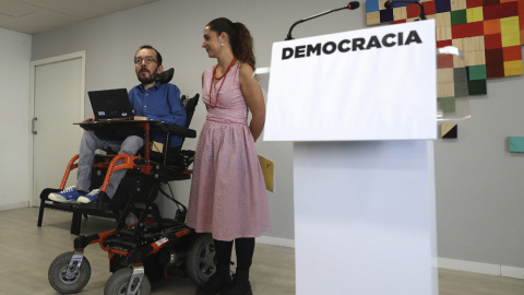 Los portavoces de Podemos, Pablo Echenique y Noelia Vera, durante la rueda de prensa ofrecida tras la reunión del Consejo de Coordinación que la formación morada ha celebrado en Madrid. EFE/Ballesteros