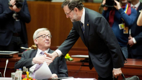 El presidente del Gobierno, Mariano Rajoy, saluda al de la Comisión Europea, Jean Claude Juncker, al comienzo de una cumbre en Bruselas. EFE