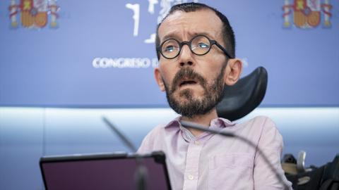 El portavoz de Unidas Podemos en el Congreso, Pablo Echenique, durante una rueda de prensa en Madrid, a 28 de febrero de 2023.