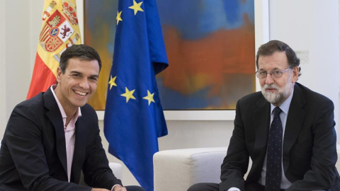 El presidente del Gobierno, Mariano Rajoy, recibe al líder del PSOE, Pedro Sánchez, esta tarde en el Palacio de la Moncloa para analizar la situación tras la jornada de ayer en Catalunya - EFE/Luca Piergiovanni