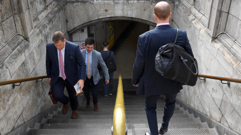 Varias personas en la boca de metro de la estación Bank del metro londinense, en la City, cercana a la sede del Banco de Inglaterra (BoE, por sus siglas en inglés). REUTERS/Toby Melville