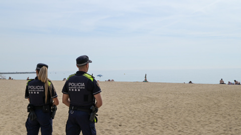 Dos agents de la Guàrdia Urbana de Barcelona patrullant a la platja