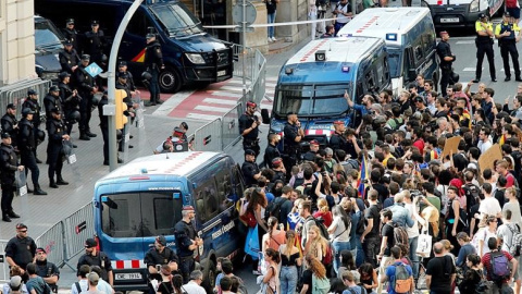 Concentració per demanar la marxa de Catalunya de la policia espanyola davant de la comissaria de Via Laietana / EFE Juan Carlos Càrdenas