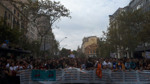 Miles de estudiantes marchan por el centro de Barcelona. EUROPA PRESS