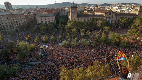 Masiva manifestación en la Plaça Universitat de Barcelona. | REUTERS