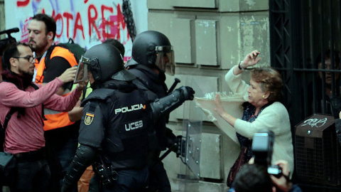 Cargas policiales en Barcelona este domingo. REUTERS/Enrique Calvo