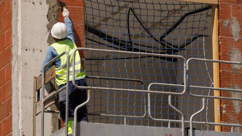 Un obrero durante la construcción de una obra, a 10 de mayo de 2023, en Madrid (España).