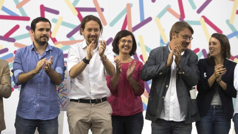 El coordinador federal de IU, Alberto Garzón (i), el secretario general de Podemos, Pablo Iglesias (i), el portavoz de En Comú Podem, Xavier Domènech (2d), la portavoz de Podemos en el Congreso, Irene Montero (d), en  la asamblea Zaragoza. EFE