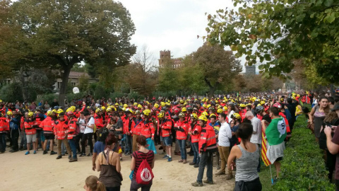 Una de les columnes de manifestants, encapçalada per bombers, arriba al Parlament de Catalunya, al Parc de la Ciutadella / J. K.