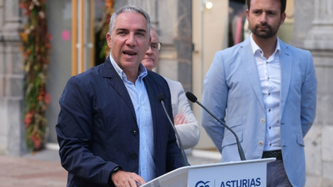 El coordinador general del PP, Elías Bendodo, atiende a los medios este domingo en Oviedo. EFE/Paco Paredes