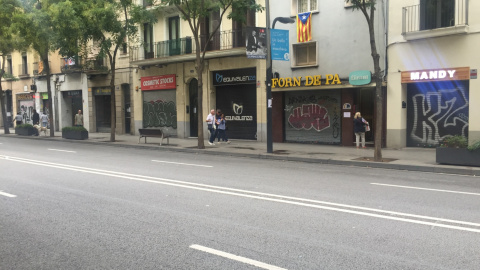 Aspecte del carrer de Sants, amb gairebé tots els comerços tancats, durant la jornada de vaga / Carles Bellsolà