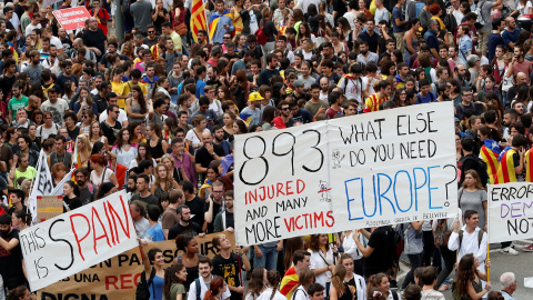 Participantes en la manifestación en protesta por la actuación policial portan carteles pidiendo ayuda a la Unión Europea, en Barcelona, este martes. REUTERS/Yves Herman