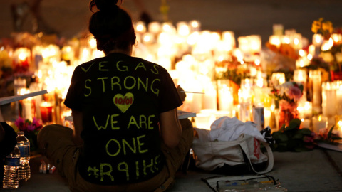 Una mujer, en la vigilia donde ocurrió la masacre de Las Vegas. REUTERS/Chris Wattie