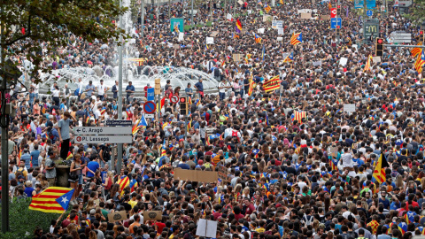 Miles de personas marchan en Barcelona contra las cargas policiales. REUTERS/Yves Herman