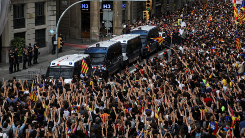 Miles de personas se concentran frente a la sede principal de la Policía Nacional de Barcelona. REUTERS/Susana Vera