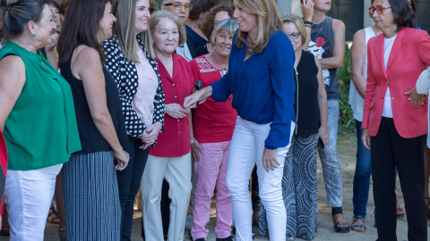 La presidenta de la Junta de Andalucía, Susana Díaz, saluda a integrantes del Consejo Andaluz de Participación de las Mujeres.