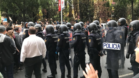 Agentes de Policía Nacional en el colegio Ramón Llull de Barcelona./ ELENA PARREÑO