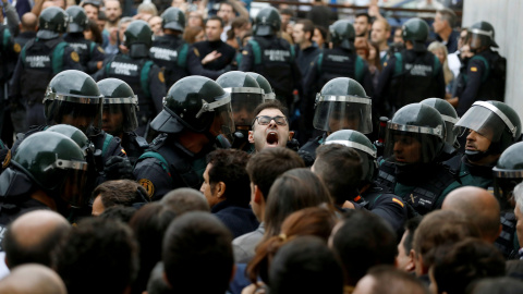 Agentes de la Guardia Civil tratan de cerrar el colegio electoral de Sant Julia de Ramis (Girona), donde tenía que havber votado el presiodent de la Generalitat, Carles Puigdemont. REUTERS / Juan Medina