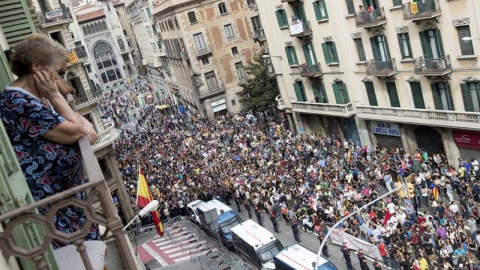 Una de les manifestacions del matí al seu pas per davant de la comissaria policia de Via Laietana, símbol històric de la repressió franquista / EFE Marta Pérez