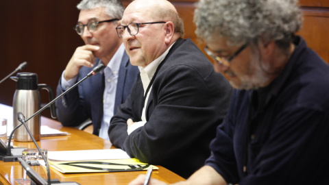 El activista, Gustavo Castro, el primero por la derecha, compareció este martes en las Cortes de Aragón con los representantes de Amnistía Internacional Miguel Ángel Bases y Luis Ángel Muñoz para presentar la campaña ‘Valientes’.