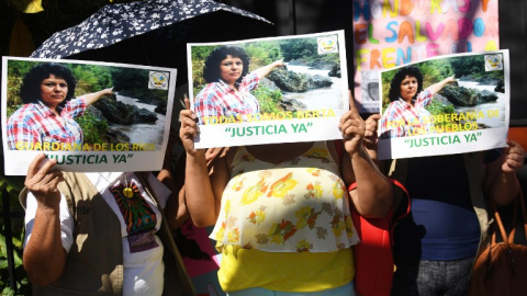 Manifestación reclamando justicia para la activista Berta Cáceres. AFP/ Marvin Recinos