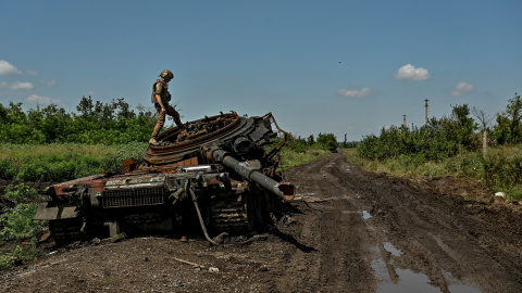 Un militar ucraniano inspecciona un tanque ruso destruido en la recuperada Novodarivka, en la región de Zaporiyia a 21 de julio de 2023