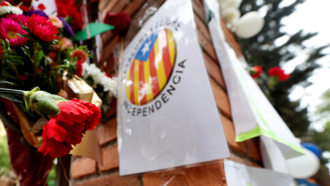 Flores en la verja de entrada del colegio Ramon Llull, en Barcelona, uno de los centros electorales donde se protagonizaron las cargas policiales más violentas durante la jornada del 1-O. REUTERS/Yves Herman