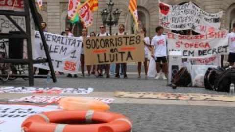 Els socorristes exigeixen a la Generalitat un decret que reguli el servei a tot Catalunya